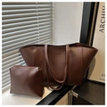Vue détaillée du sac seau marron foncé avec pochette zippée assortie sous ombre naturelle - café