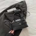 Elegante borsa a conchiglia nera con cinturini a fibbia e tracolla regolabile per donna - Nero