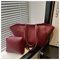 Vue détaillée du sac seau bordeaux avec marquage fashion et petite pochette zippée assortie - Rouge
