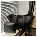 Vue détaillée du sac cabas en cuir noir mat avec logo et pochette de rangement assortie - Noir