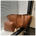 Vue détaillée du sac cabas marron en similicuir avec sa pochette zippée assortie et logo - Brun Foncé