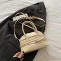 Elegante borsa a conchiglia bianco crema con cinturini multistrato e fibbie in metallo - Bianco Sporco