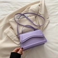 Elegante borsa a mano viola in pelle PU con patta curva e dettagli in metallo dorato - Viola