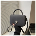 Detalle de bolso tejido negro con adorno de estrella brillante y asa rígida redonda - Negro