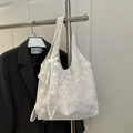 Elegante witte kanten draagtas met bloemenborduurwerk en grote strik aan een hanger - Met Hanger / Wit