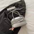 Borsa a mano argento metallizzato con cinturini decorativi e tracolla sottile - Argento