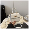 Dettaglio della mini borsa bianca a motivo coccodrillo con chiusura girevole in metallo dorato - Bianco