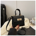 Dettaglio mini borsa nera goffrata coccodrillo con chiusura dorata e manico chic - Nero