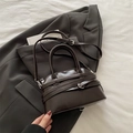 Sac bandoulière marron foncé avec sangles décoratives et bandoulière réglable - Marron