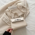 Elegante borsa a mano beige stile Kelly con fibbia metallica e tracolla regolabile - Bianco