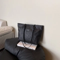 Bolso tote tejido negro minimalista con asa en elegante soporte de interior - Negro