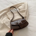 Elegante bolso de silla marrón oscuro con hebilla metálica plateada sobre blazer - Marrón