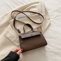 Borsa a tracolla quadrata minimalista in marrone scuro con fibbia in metallo argentato - Marrone