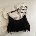 Bolso hobo de ante negro con flecos densos y detalles metálicos dorados elegantes - Negro