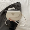 Witte halfronde zadeltas met strass ster metaal detail en dunne schouderriem - Wit