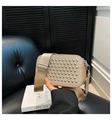 Dettaglio di una borsa a tracolla beige con strass, borchie in metallo e tracolla - Oro