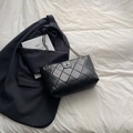 Elegante borsa a tracolla trapuntata nera con catena dorata e chiusura a girello - Nero