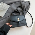 Elegante bolso de mano en cuero mate negro con cierre giratorio dorado y solapa - Negro