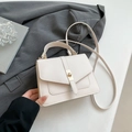 Bolso cuadrado color crema con cierre de metal dorado y correa de hombro ancha - Blanco