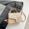 Beige quadratische Umhängetasche aus Kunstleder mit goldenem Drehverschluss und Schultergurt - Khaki