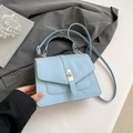 Bolso chic azul claro de cuero sintético con cierre dorado y asa superior elegante - Azul