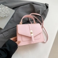 Bolso de hombro rosa en piel sintética con cierre de giro dorado y asa de mano chic - Rosa