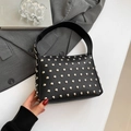 Borsa hobo in pelle nera con borchie argentate e tracolla larga in stile punk - Nero