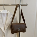 Borsa a tracolla in pelle marrone con chiusura dorata e fondo concavo dal design unico - Marrone