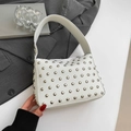 Borsa a spalla in pelle bianca martellata con borchie argentate e design minimalista - Bianco