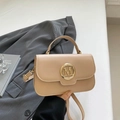 Borsa a tracolla beige in pelle con fibbia dorata a M e manico superiore fisso - Cachi