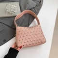 Borsa a spalla rosa in pelle con borchie argentate e stile punk alla moda - Rosa