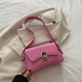 Elegante borsa a tracolla baguette in pelle rosa con chiusura a scatto vintage dorata - Fucsia