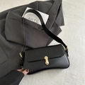 Bolso bajo el brazo minimalista de cuero negro mate con cierre dorado en una chaqueta - Negro