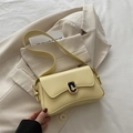 Borsa a tracolla minimalista giallo chiaro per donna con elegante chiusura in metallo dorato - Giallo