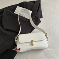 Bolso de hombro minimalista de cuero blanco con hebilla dorada y correa ancha - Blanco