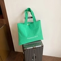 Grand sac fourre-tout vert vif avec lettrage blanc sur la poignée d'une valise argentée - Vert
