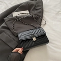 Klassische schwarze gesteppte Umhängetasche mit V-Muster und Metall-Ketten-Schultergurt - Schwarz