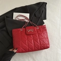 Borsa tote trapuntata rossa con fiocco in metallo argento e tracolla a catena classica - Rosso
