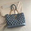 Sac baguette en denim à carreaux avec détails effilochés et pendentif cerf doré - Carreaux Bleu
