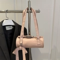 Bolso cilíndrico rosa pastel con correas dobles y colgante de lazo de cuero elegante - Rosa