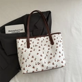 Schicke Retro-Tragetasche mit Kirschprint in Weiß und Dunkelbraun im Vintage-Stil - Weiß