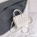 Elegante weiße Stepphandtasche mit Rautenmuster und goldenen Beschlägen für Damen - Weiß