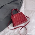 Gesteppte rote quadratische Handtasche mit Griffen und verstellbarem Schultergurt in Rot - Rot