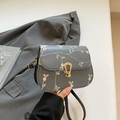 Elegante borsa a sella grigia con fiori ricamati in pizzo e fibbia in metallo oro - Nero