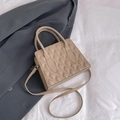 Elegante beige gesteppte Mini-Quadrat Tasche mit Doppelgriffen und goldenem Gurtglied - Khaki