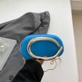 Modieuze helderblauwe minitas met gouden C-vormig handvat en fijne kettingriem - Blauw