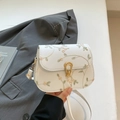 Borsa a tracolla bianca con ricamo floreale rosa e chiusura a goccia d'oro metallo - Bianco