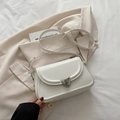 Petit sac à bandoulière blanc minimaliste avec boucle argentée en forme de coeur - Blanc