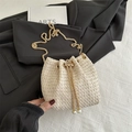 Schicke cremefarbene Web-Beuteltasche mit Goldkette und eleganten Perlen-Details - Gebrochenes Weiß