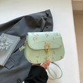 Borsa a tracolla verde menta con ricamo floreale e raffinato manico a catena di perle - Verde